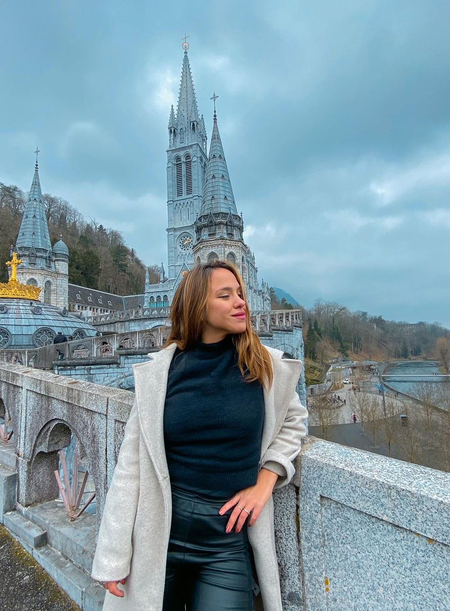 LosTurello's tweet photo. 🙏 #LTDV | En un nuevo capítulo de "@LosTurello de viaje", @NickyTurello visita el Santuario de la Virgen de #Lourdes en #Francia, también conocida como "la patrona de los enfermos". https://t.co/USyq3IbTGv
