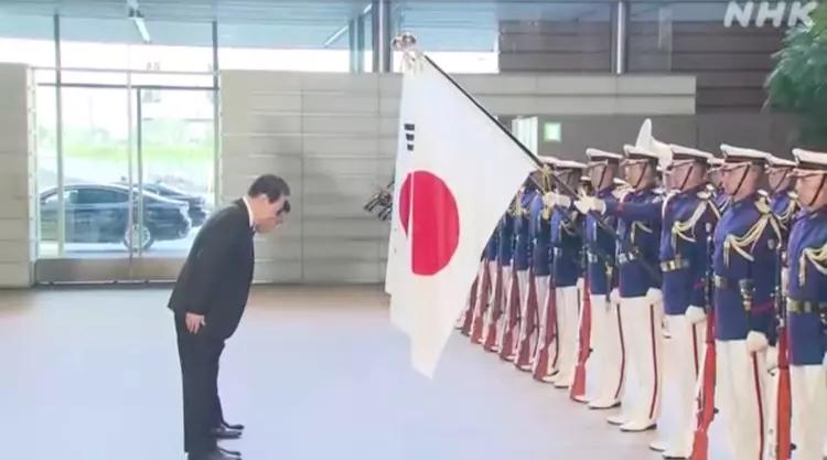 Trumanchen4's tweet photo. 【向日本国旗鞠躬敬礼，尹锡悦是认真的】

很少有国家领导人在访问他国时，要弯腰对另一个国家的国旗鞠躬敬礼，现在大家见到了，韩国总统尹锡悦，心悦诚服的给日本国旗敬礼鞠躬。日本人收到了韩总统的诚意，韩总统的这一行为也标志韩日完全恢复正常关系了。

尹锡悦见了日本天皇要怎么办呢？跪拜？ https://t.co/vjZIlD83xN