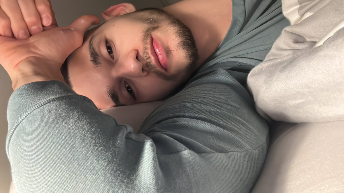eduu_uk's tweet photo. First night in Tenerife and I have to sleep with long sleeves T-shirt because the mosquitos are attacking me. https://t.co/ULVuFQBj0m