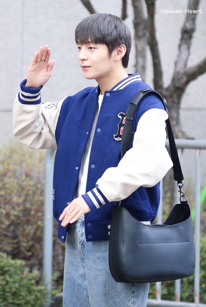 Heart__0119's tweet photo. 230317.
뮤뱅 출근길

#와이 #Y #최성윤 #성윤 #ワイ
#GoldenChild #골든차일드

경례 충 성 !🫡
ㅠㅠㅠㅠㅠㅠㅠㅠㅠ https://t.co/kzuBtL92ac