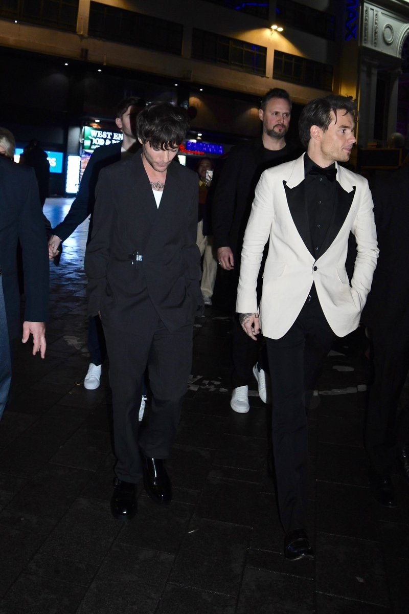 LouisArgHQ2's tweet photo. (5) Más de Louis y Liam saliendo de ver #AllOfThoseVoices ❤️‍🔥

©️Bob Grey https://t.co/6TS7IxIHmG