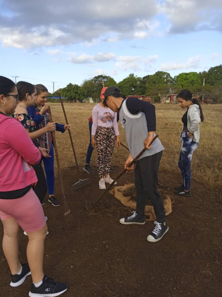 fefi2022's tweet photo. Participan los estudiantes de 10moA del IPU Roberto Espino Ávila del municipio Primero de Enero en un trabajo voluntario realizado en el campo de pelota de la circunscripción #2 en saludo a las próximas  elecciones el día 26.
#CubaMined #VotoUnido
#MejorEsPosible @MaraEle08350901 https://t.co/LGbiRc689M