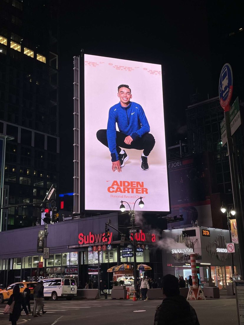 CartersNote's tweet image. Wow! @dashcarter5 wins the 2023 Nike Indoor National Championship🏆

👀NYC Nike Billboard on W. 34th St &amp;amp; 7th🗽

Thank you to all the coaches, teammates, friends and family🙏🏽

🇺🇸 All-American
🥇National Champ
✌🏽S/O @TweetingTrack &amp;amp; @nikenyc
👊🏽 @KindersportTN
🦆Go Ducks @oregontf