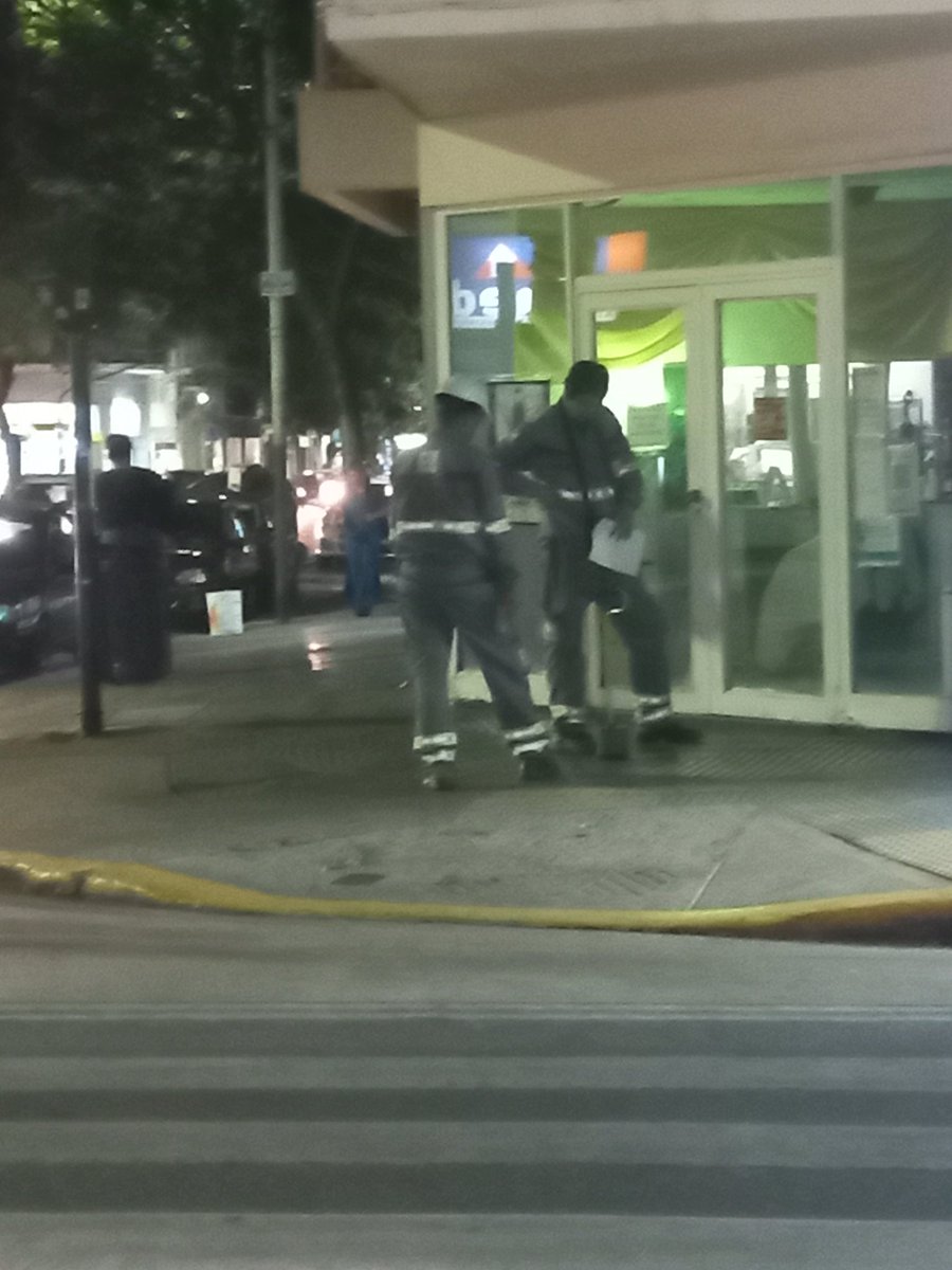 ojovisor6666's tweet photo. Los empleados de Edesur buscando las fallas en las veredas de Av Díaz Vélez..  #SinLuz https://t.co/1xhzXny1i0