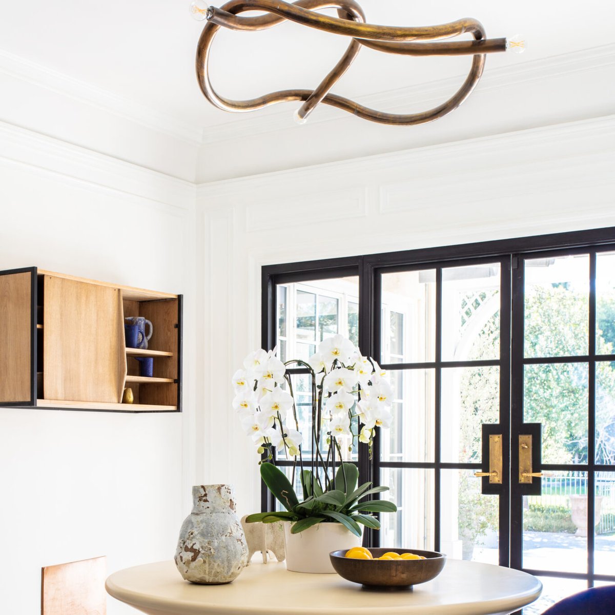 _StudioDesigner's tweet image. Studio Designer client Brigette Romanek is an acclaimed AD100 designer who designs some of the most impressive interiors in her home base of Los Angeles. We love the luxurious seating around this dining table and the fun shapes in this tabletop vignette.  linktr.ee/_studiodesigner