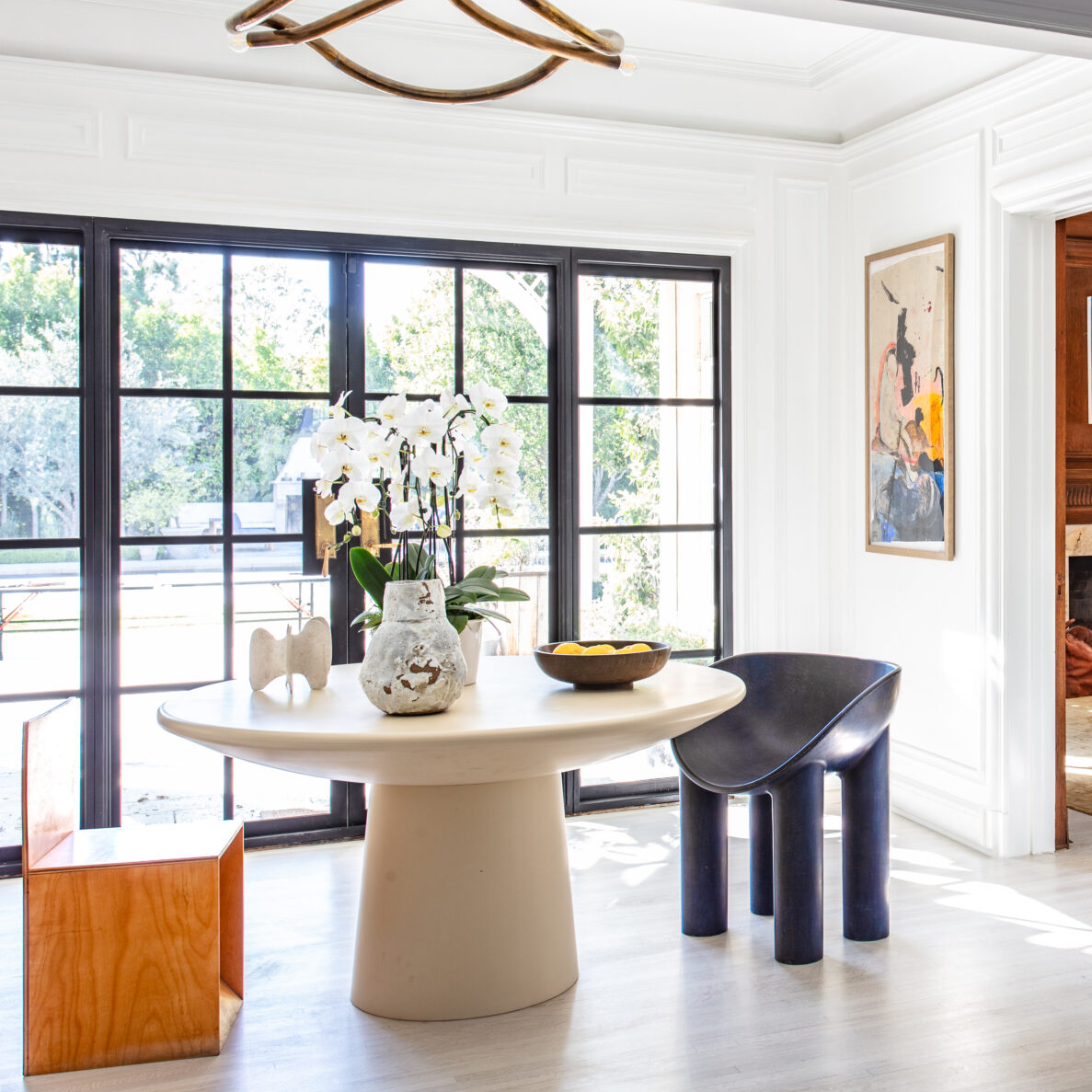 _StudioDesigner's tweet image. Studio Designer client Brigette Romanek is an acclaimed AD100 designer who designs some of the most impressive interiors in her home base of Los Angeles. We love the luxurious seating around this dining table and the fun shapes in this tabletop vignette.  linktr.ee/_studiodesigner