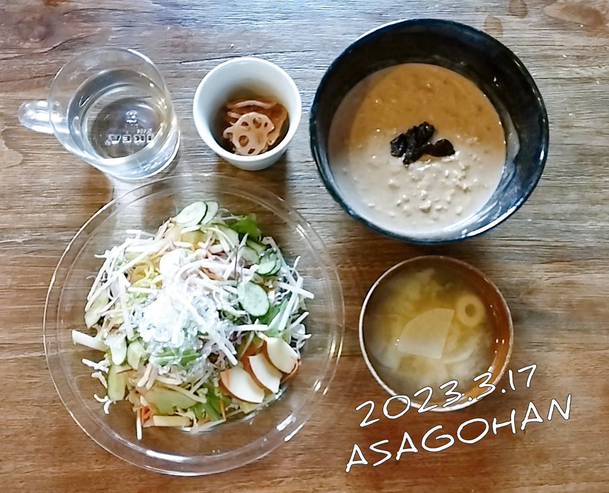 Crafterkinako's tweet photo. おはよーございます☀️

#朝食メニュー
🍴オーバーナイトオーツ
🍴もりもりサラダ
🍴お味噌汁
🍴蓮根のきんぴら
🍴白湯

🌛週間　眠くて眠くて仕方ない😭
鉄分補給に今日はプルーンを接種😊

#ダイエット垢と繋がりたい #ダイエット #ダイエット飯  #マイプロ #習慣化 https://t.co/wuWuC5HGnq