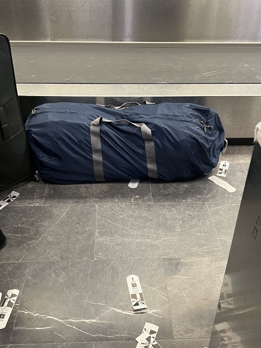 pasandoguardia's tweet image. @viajaVolaris les pagan comisión a los que reciben las maletas?

Porque aunque el peso está bien la estiró para que se pasara por dimension y me cobren mas 🤡
Lo que “te ahorras” te lo cobran así. Mejor ya le paso a @Aeromexico 

#volaris #viajavolaris #aeromexico