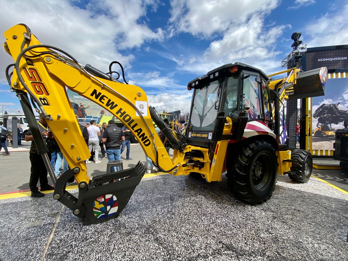 CNHIndustrial's tweet image. Our brand @NewhollandCE showing off to the world at @conexpoconagg in Las Vegas, Nevada, USA. 

#CNHIndustrial #BreakingNewGround #CONEXPO #conexpo2023 #conexponewholland