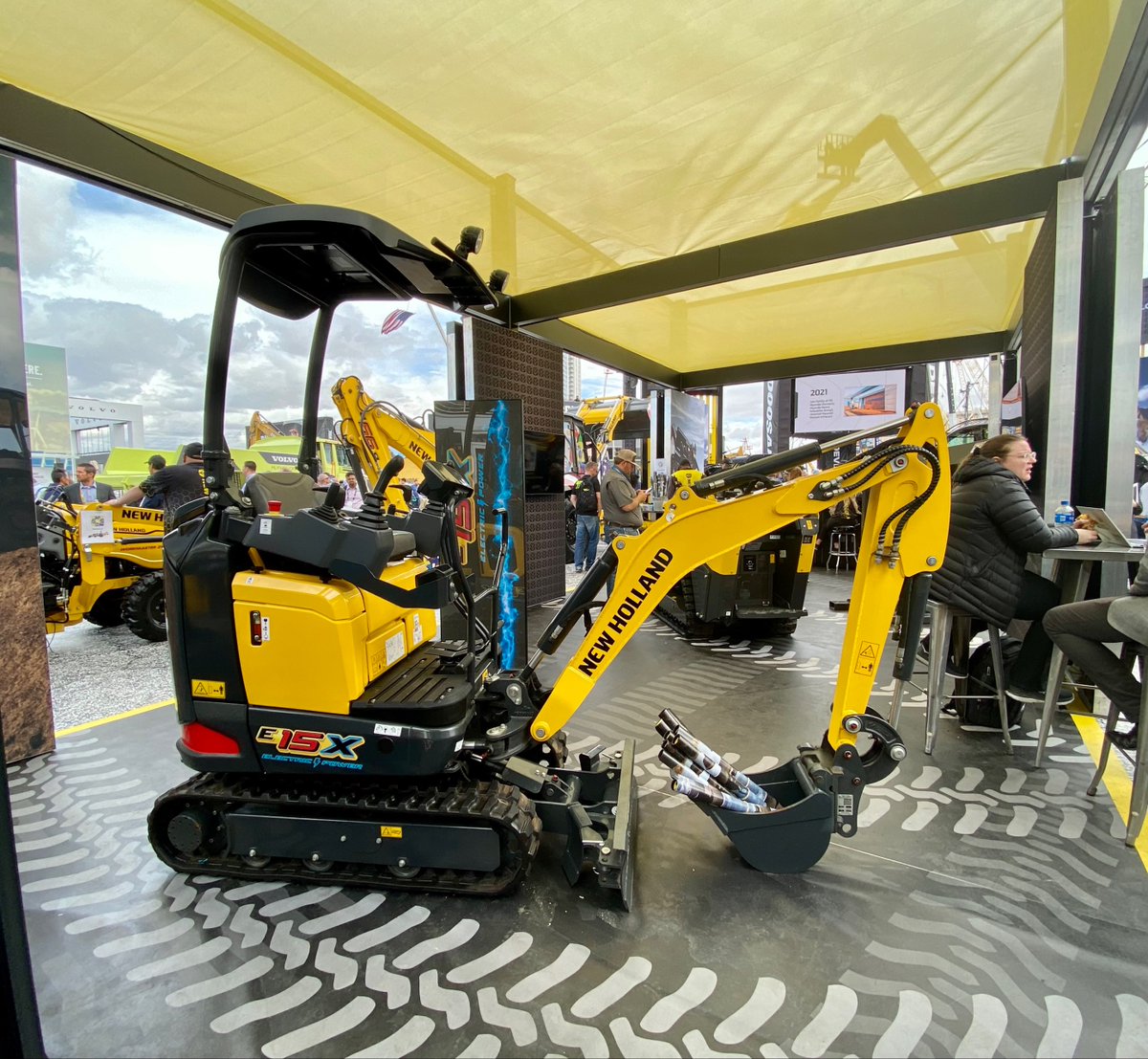 CNHIndustrial's tweet image. Our brand @NewhollandCE showing off to the world at @conexpoconagg in Las Vegas, Nevada, USA. 

#CNHIndustrial #BreakingNewGround #CONEXPO #conexpo2023 #conexponewholland
