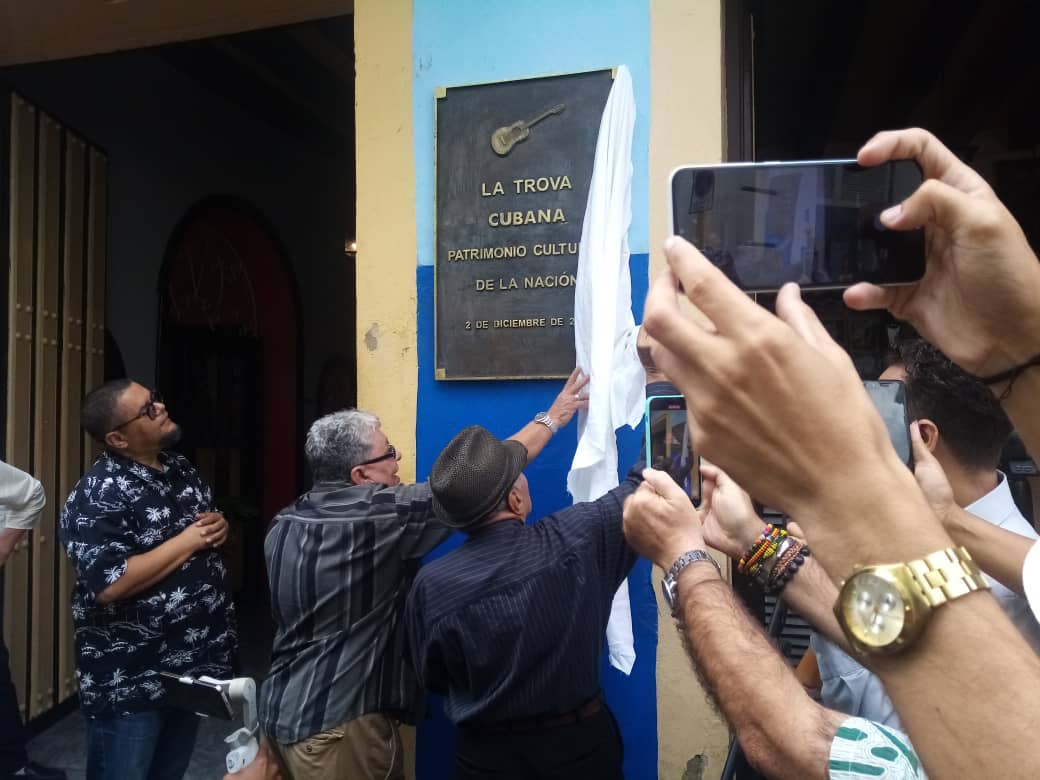 liscuestacuba's tweet photo. Inaugurada la tarja que da testimonio y oficializa a la TROVA como PATRIMONIO CULTURAL de la nación, presentes autoridades de la provincia, representantes del ICM, trovadores y pueblo de Santiago de Cuba. #CubaEsCultura https://t.co/d1qoquv9op
