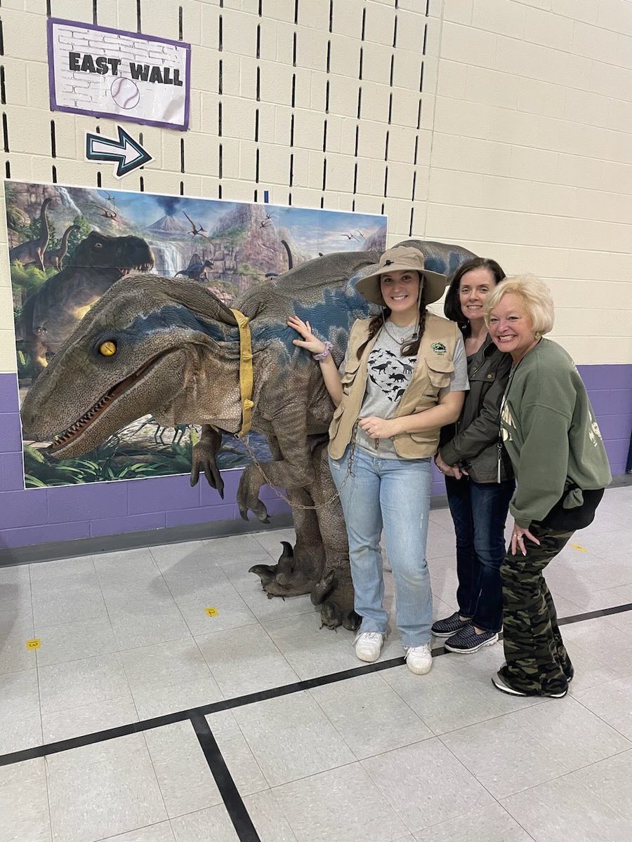 So much fun at Robert Crown Family Literacy Night! Wolves and Dinosaurs and Bulldogs, Oh My! @RobertCS118  #rcs118life  #d118life