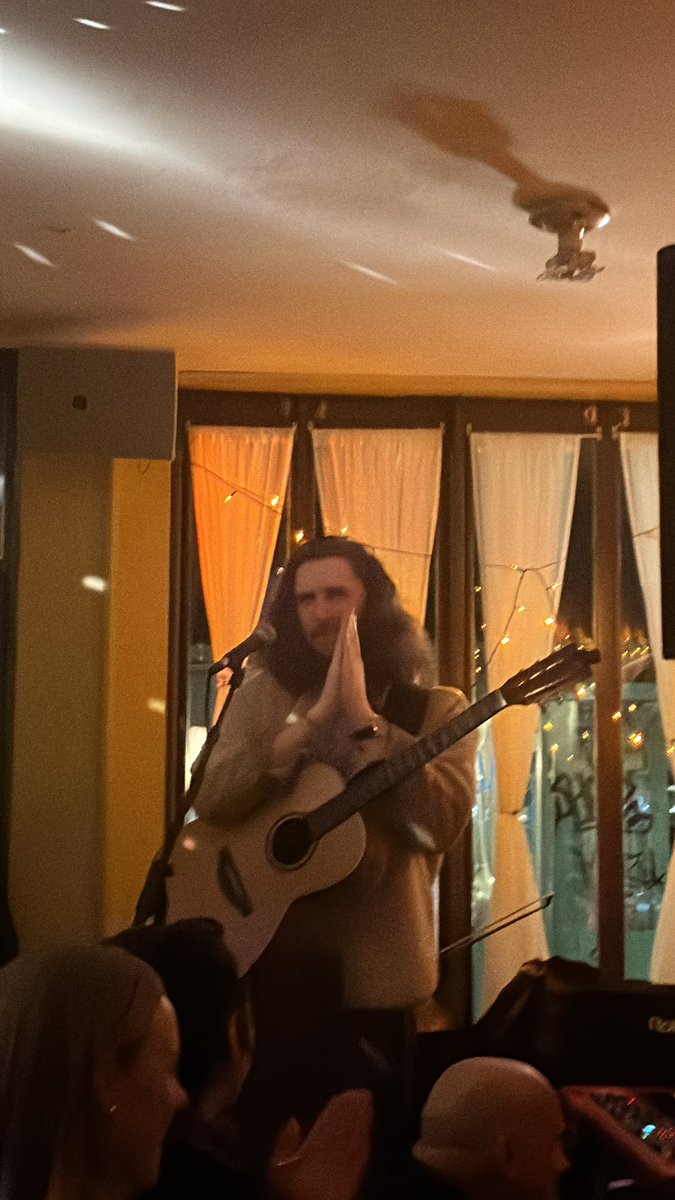 ultragloss's tweet photo. what the FUCK are the odds that i go to my local dive bar for a beer and HOZIER IS DOING A SECRET CONCERT INSIDE? AND THE WHOLE BAR SANG HAPPY BIRTHDAY TO HIM??? AND HE’S SO TALL AND NICE? https://t.co/6vtA0iK2Dw