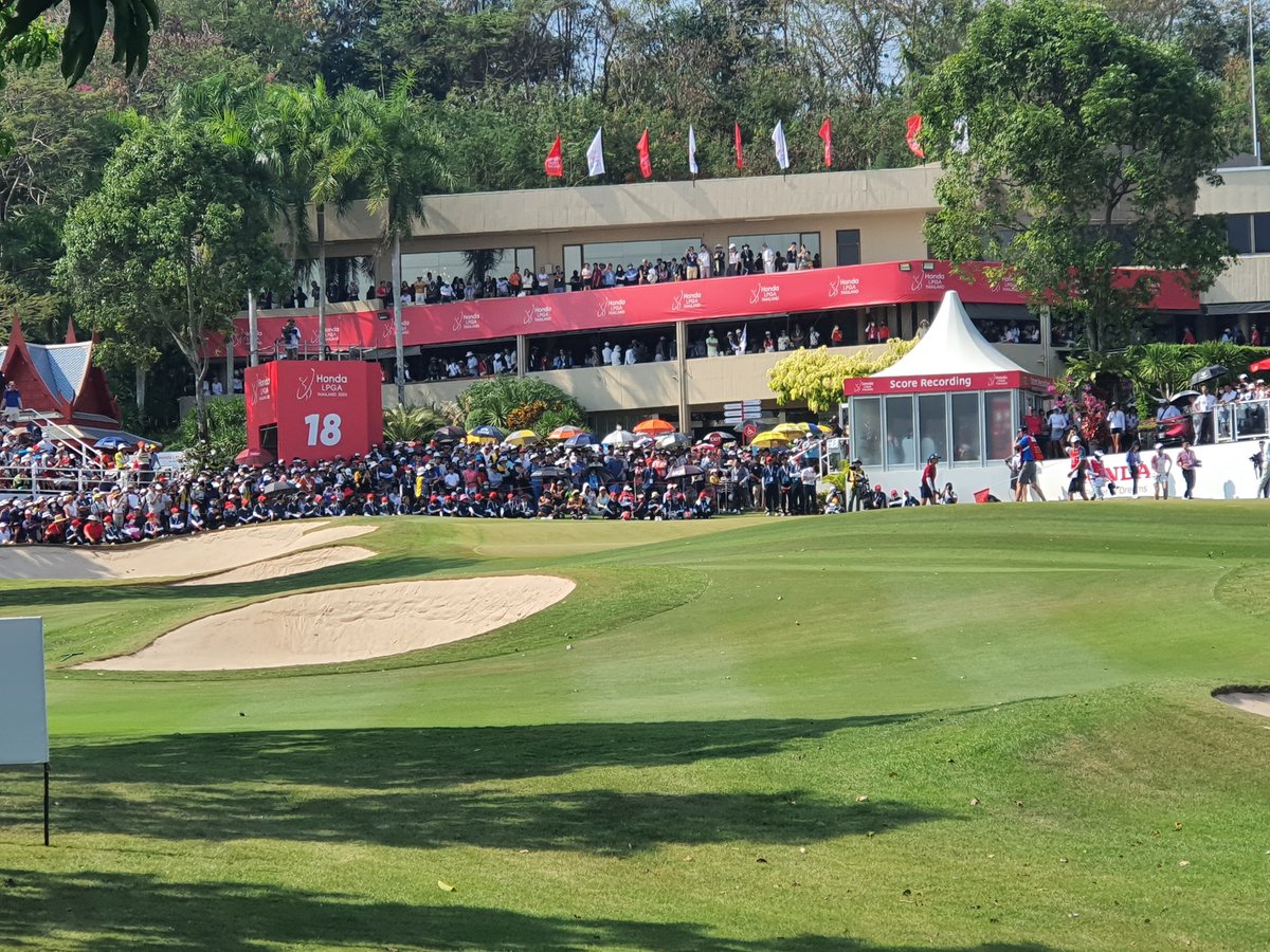 Friday foto – our team at the 2023 Honda LPGA marking out and protecting the 18th Green at the Siam Country Club Old Course, Pattaya, Thailand for the final presentation to the tournament winner - American Lilia Vu.
#FridayFoto #AsianSport #Golf #Operations #Staffing