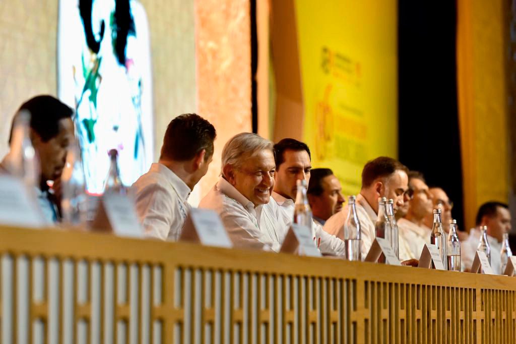 Hans2412's tweet image. Cómo les gusta distorsionar @lumendoz 

Pero no fuera Luis Videgaray, que hasta pago de colegiaturas y bolsa incluida se aparecían.