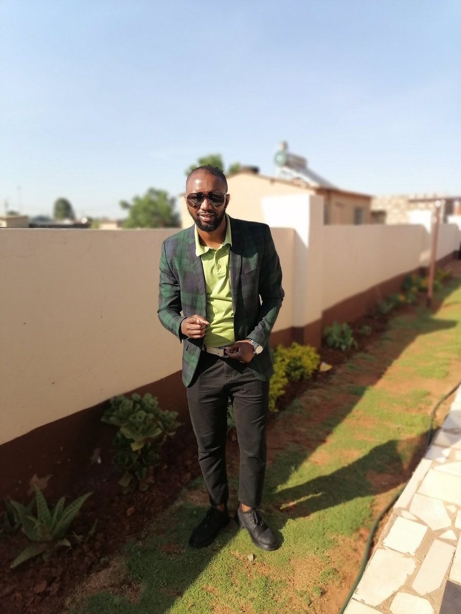 touch_down17's tweet photo. @MichaelBucwa #ManInASuit✌🏾 https://t.co/SslxwVVvna
