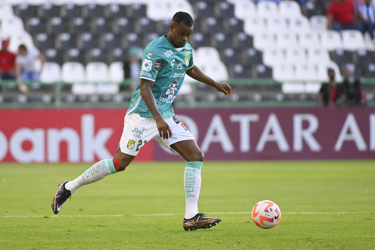 clubleonfc's tweet image. #8vos I #LEOvsTAU I @TheChampions 

¡Barre, mi hermano la intentó! El portero de Tauro se queda con el balón. ¡Dale EQUIPO! ¡Leóoooon! ¡Vamos Leóooon! 

🦁2-0🐂