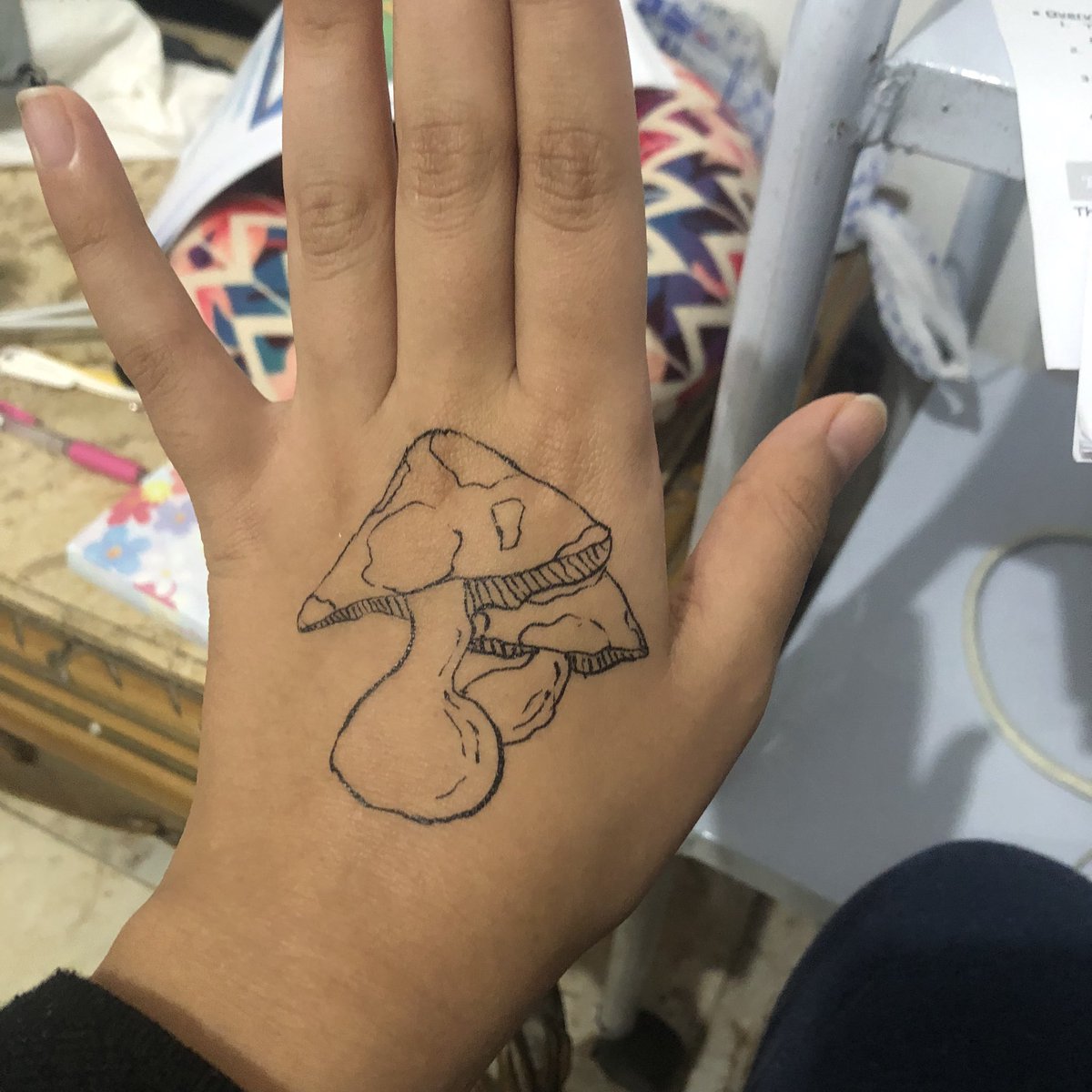 I am starting to think I draw mushrooms a lot these days… BUT MUSHROOMS TEMPORARY TATTOOS ARE THE BEST!!! (Ps: I drew this with an eyeliner so SLAY MOI!!)
#tattooart #temporarytattoo #eyelinerart #art #shrooms