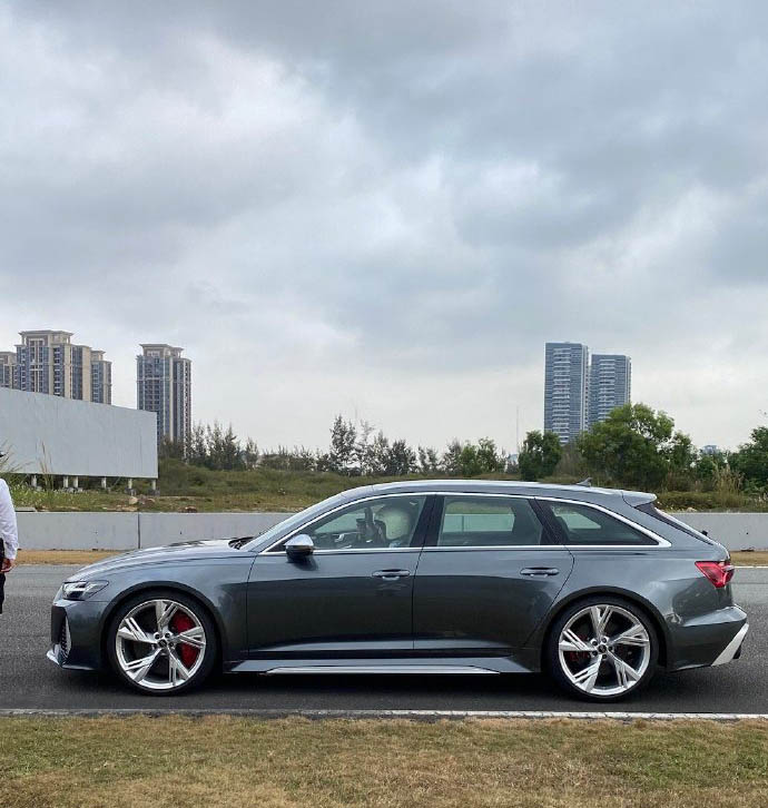 jerrywanint's tweet photo. Just saw the Audi RS 6 Avant in this color and I can't decide if it's nice or not 🤔 What do you guys think? #AudiRS6Avant #AudiRS6 https://t.co/JR0TK8Uk78