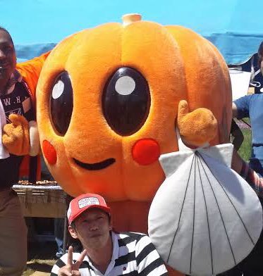 「Momo-chan, a pumpkin clutching a scallop」|Mondo Mascotsのイラスト