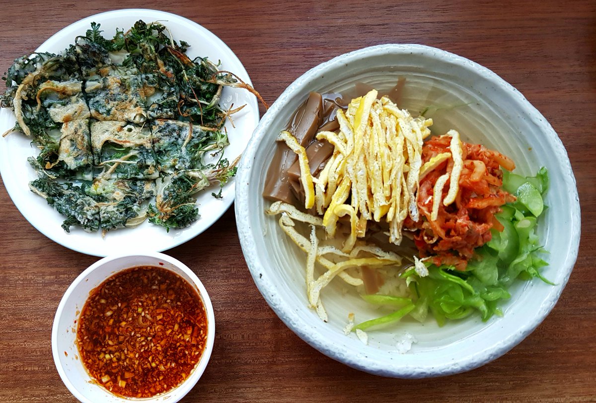 냉이전이 쌉싸름하게 입맛을 돋우고 오이 고명이 상큼하게 마무리 하는 아침. 조금 더 바지런히 자신을 잘 대접하고 싶은 날의 식사.