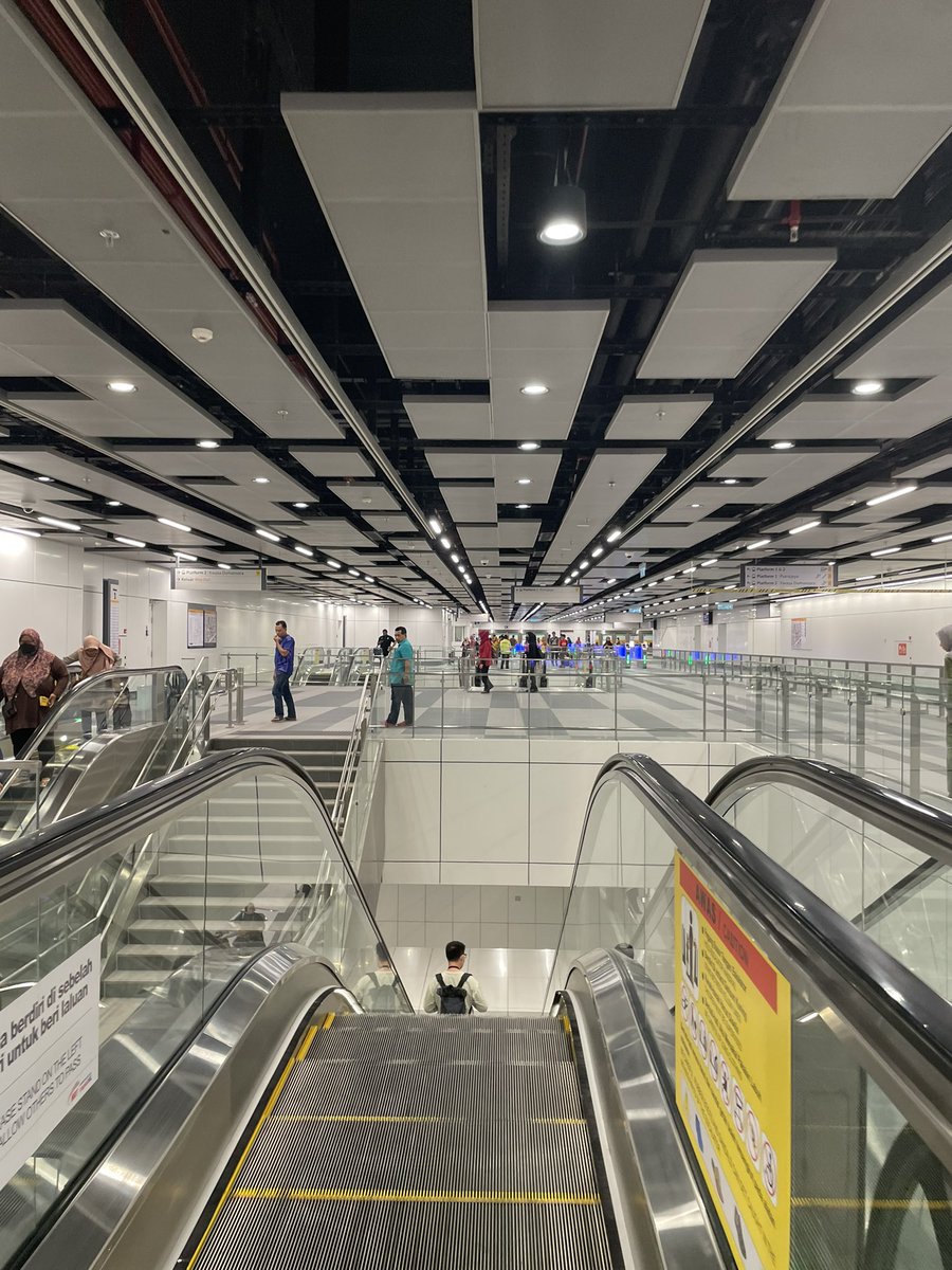 syaaFINAZ's tweet photo. New mrt py line. Alhamdulillah ada alternative. Best sbb tak ramai lg pakai 🙊 Interior luas, selesa, sejuk. Lega lah sikit dpt lari dari kesemakan laluan sri petaling tu 🤣 Dah lah berdiri sepanjang jalan. Nk pgg tiang pun takde huhuhu https://t.co/05iCwuiaQV