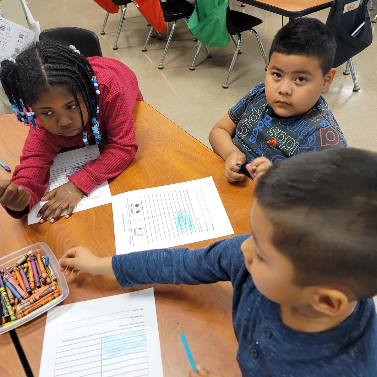 a_davis30's tweet photo. Awesome and fun steam day!! Kiddos  and school are the best!!! @MabletonES #steamcertification https://t.co/ZzNzA3AMiN