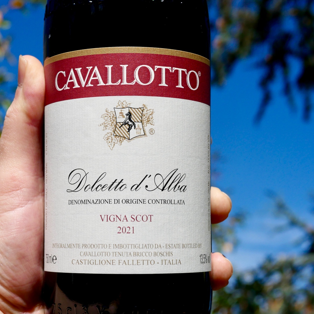 Cavallotto Dolcetto d'Alba Vigna Scot 2021 ➺ Shop l8r.it/OQA7.⁠
​•⁠
Divine Dolcetto!

Excellent élévage wonderful freshness & development delicious, layered & earthy. Beautifully weighted. Stunning wine. Lovely acid. Savoury with dark & red fresh fruit ~ Mulberry!