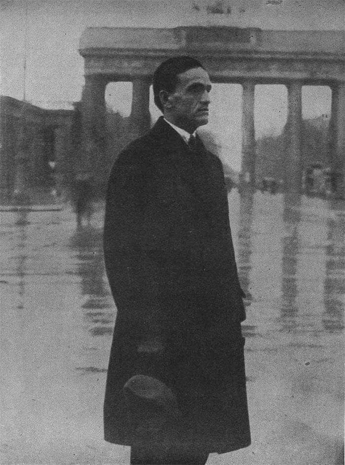 literlandweb1's tweet photo. "Y yo te digo: Cuando alguien se va, alguien queda".
César Vallejo https://t.co/6KI1Vinr4O
