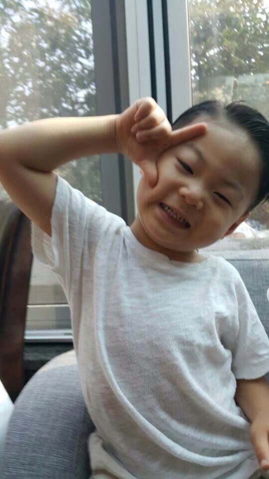 Minguk3Twins's tweet photo. อากาศเปลี่ยนแปลงบ่อยดูแลสุขภาพกันด้วยนะฮะ จาก มันเจะ👶🏻 #manse #만세 #songmanse #3Twins https://t.co/Xt588CNqh4