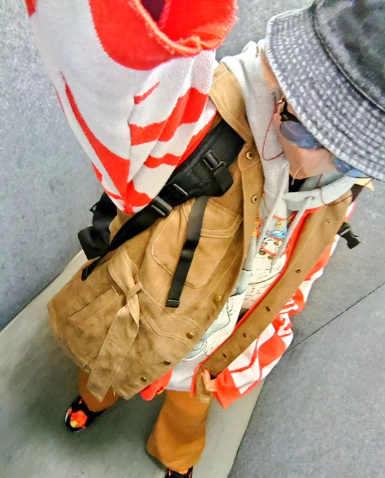 タイのネックレスして今日まじ向井担って感じの服 