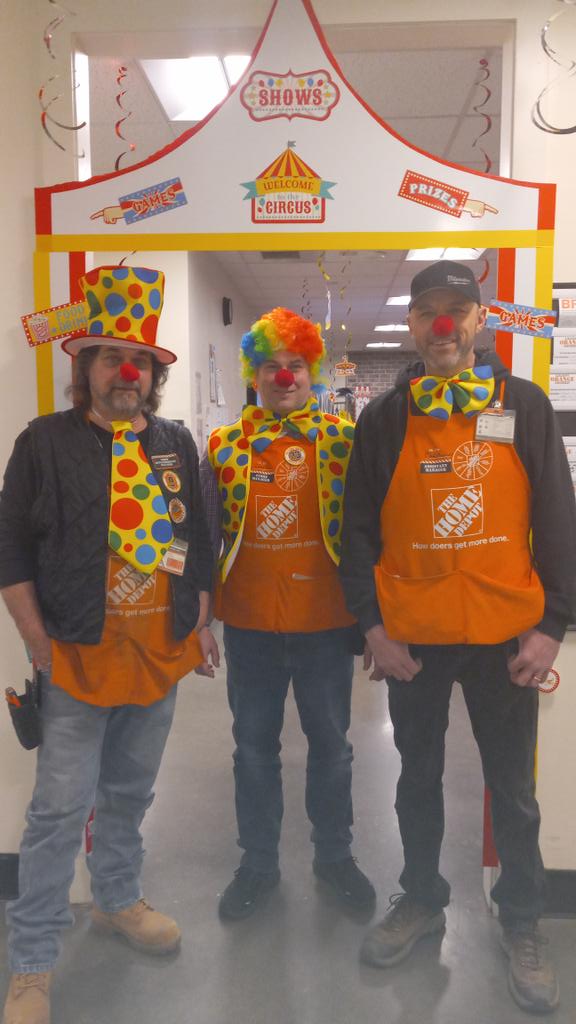 MGlambos's tweet photo. 0963 success sharing.  ASM Chris , SM Charlie and NRM Mark. All work and no play , makes us dull boys https://t.co/fwzL4nxKoY