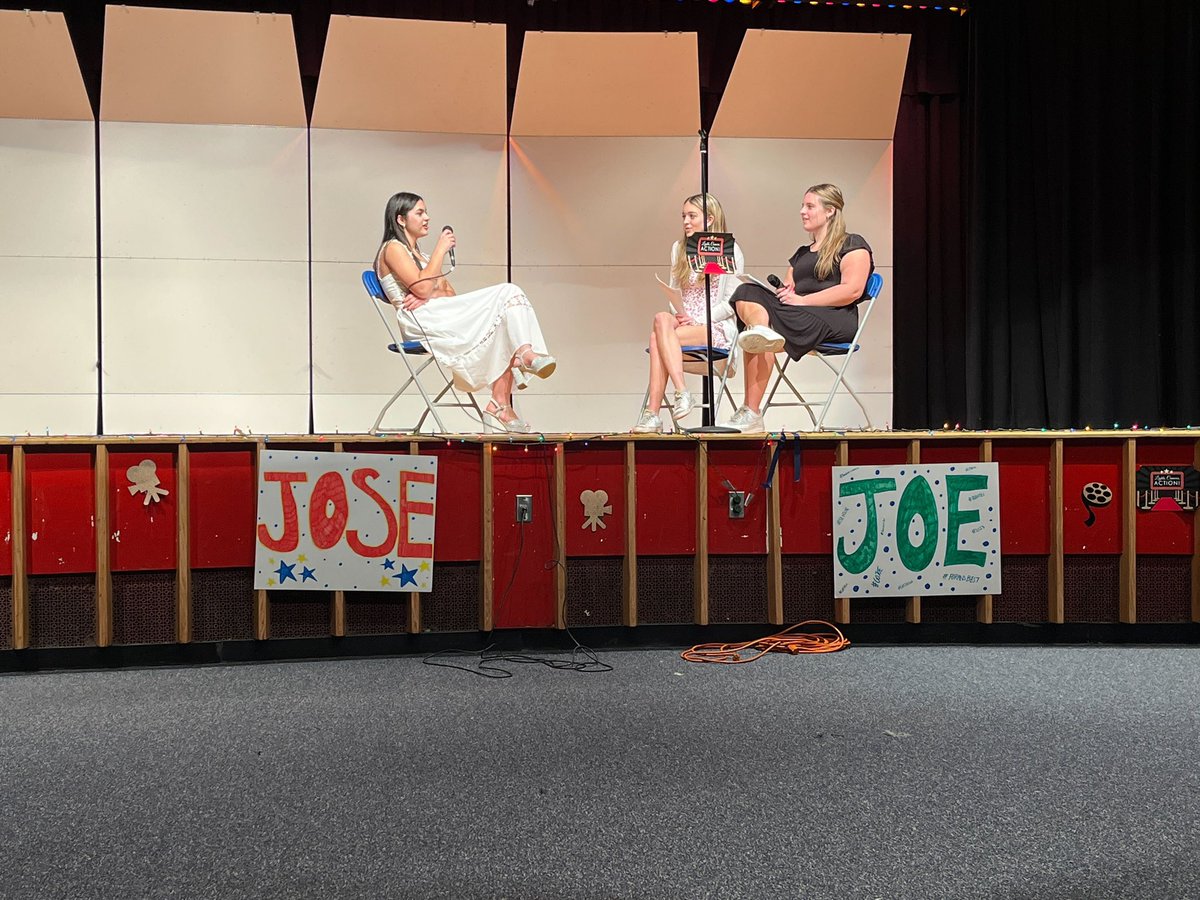 ManeStMirror's tweet image. #Foran student council held the first #Foran’s best and it was fun 🤩 dance, sing, pop bubbles, joke your way to FriYaY. Congrats to Kelly Aspras for going home with the $100 gift card. A big thanks to our judges and student council members 💙🙌🏽❤️ #lionpride