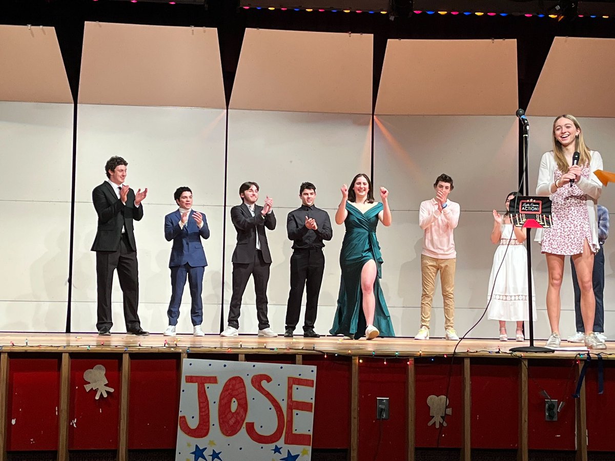 ManeStMirror's tweet image. #Foran student council held the first #Foran’s best and it was fun 🤩 dance, sing, pop bubbles, joke your way to FriYaY. Congrats to Kelly Aspras for going home with the $100 gift card. A big thanks to our judges and student council members 💙🙌🏽❤️ #lionpride