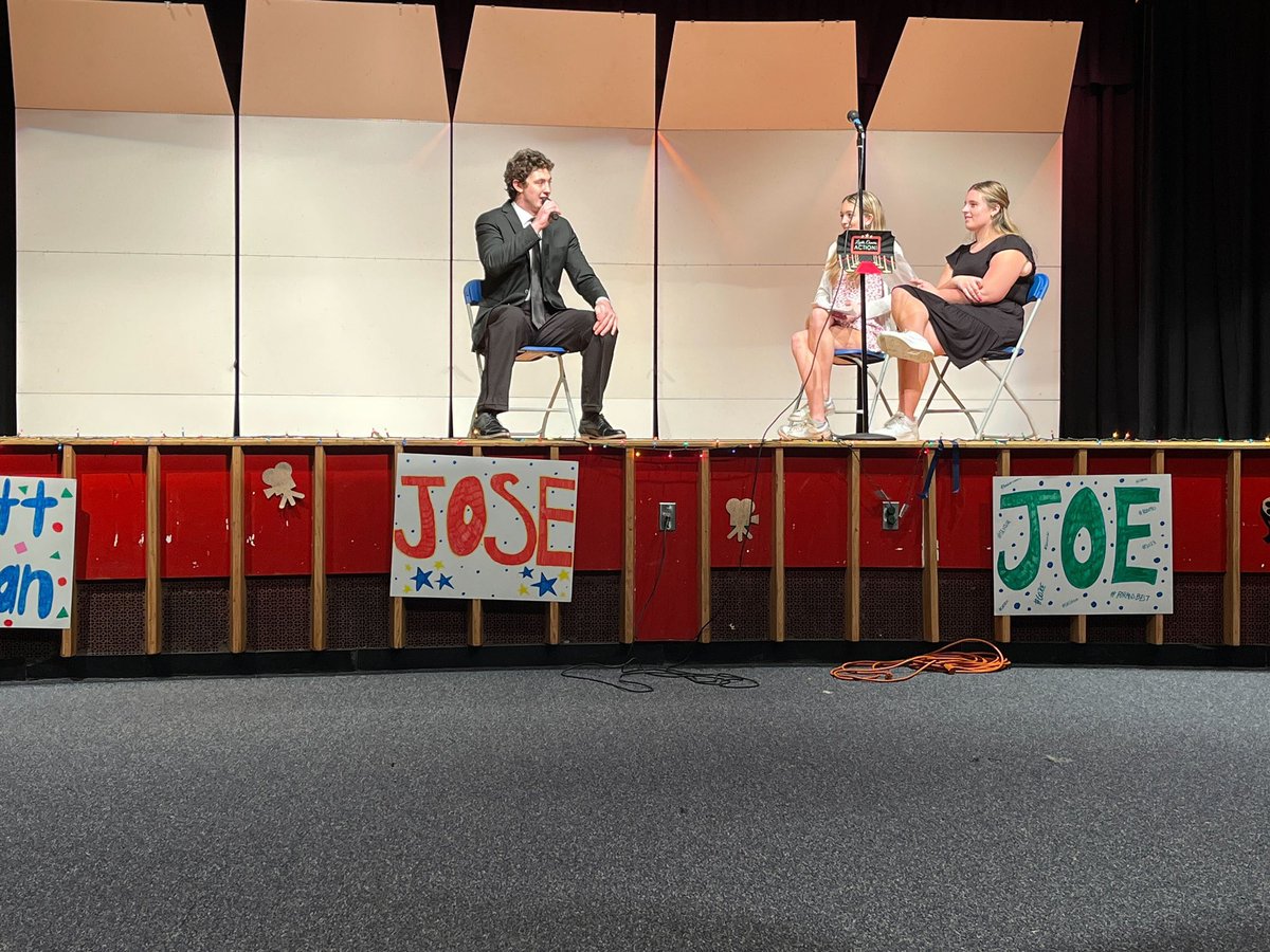 ManeStMirror's tweet image. #Foran student council held the first #Foran’s best and it was fun 🤩 dance, sing, pop bubbles, joke your way to FriYaY. Congrats to Kelly Aspras for going home with the $100 gift card. A big thanks to our judges and student council members 💙🙌🏽❤️ #lionpride