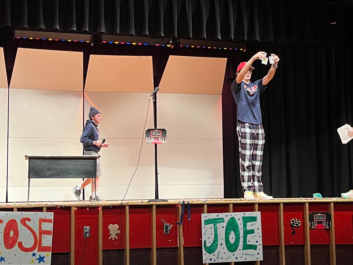 ManeStMirror's tweet image. #Foran student council held the first #Foran’s best and it was fun 🤩 dance, sing, pop bubbles, joke your way to FriYaY. Congrats to Kelly Aspras for going home with the $100 gift card. A big thanks to our judges and student council members 💙🙌🏽❤️ #lionpride