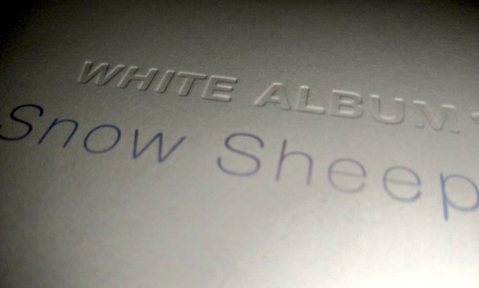 白い、バッヂも白い、白は好きです。白い音楽。『WHITE ALBUM』(Snow Sheep)とにかく白にしか見えないタ