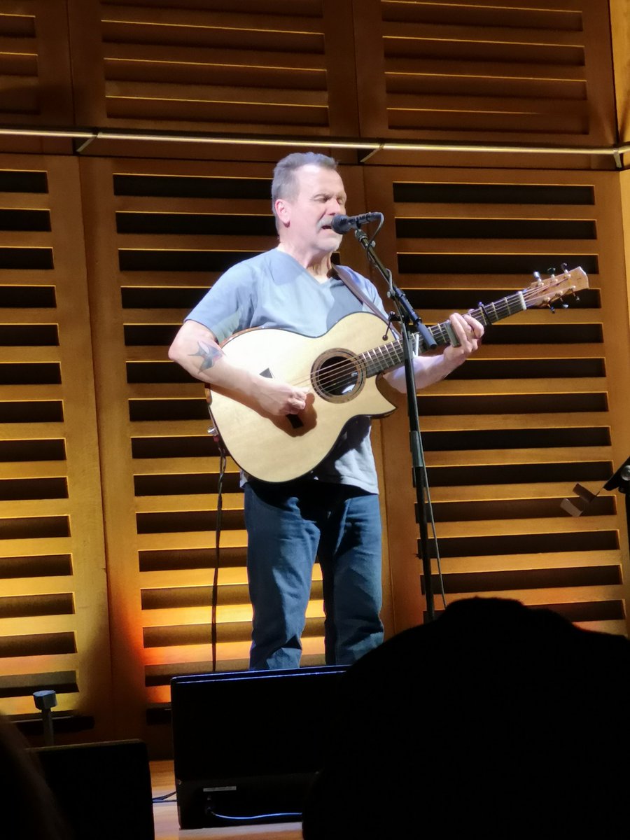SantoshDass1048's tweet photo. Tonight (16.3. 2023) with #MartinSimpson at @KingsPlace we were in the presence of greatness. He had us under his spell with songs of life, birds, trees, and dehumanisation of people. With a song dedicated to #DavidLindley Martin made everything right with the world 💚 https://t.co/45yrW5bXNY