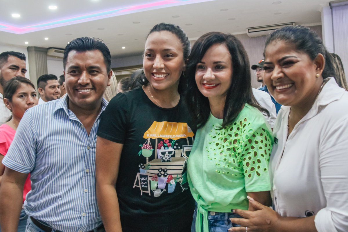 marcelaguinaga's tweet photo. Equipo #RC5Guayas.✊😊
Alcaldes, concejales, vocales de la juntas parroquiales electos, listos para trabajar por la gente. https://t.co/klz6omWfll