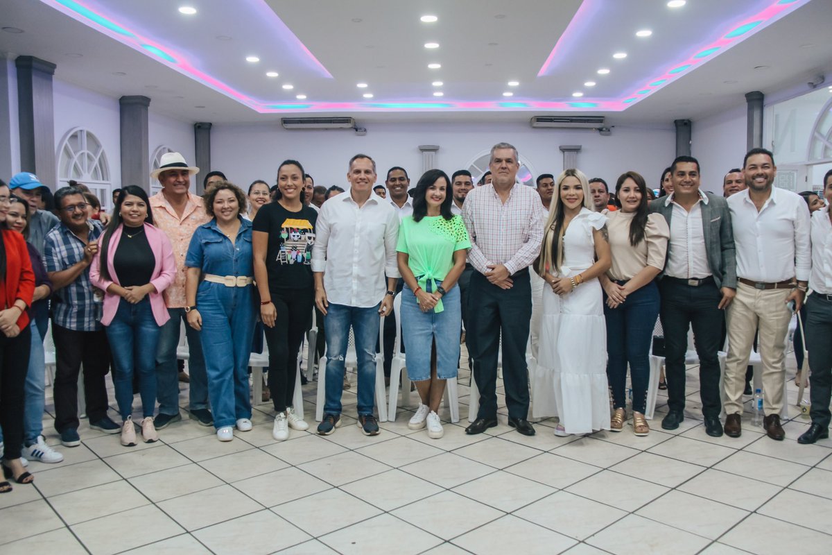 marcelaguinaga's tweet photo. Equipo #RC5Guayas.✊😊
Alcaldes, concejales, vocales de la juntas parroquiales electos, listos para trabajar por la gente. https://t.co/klz6omWfll