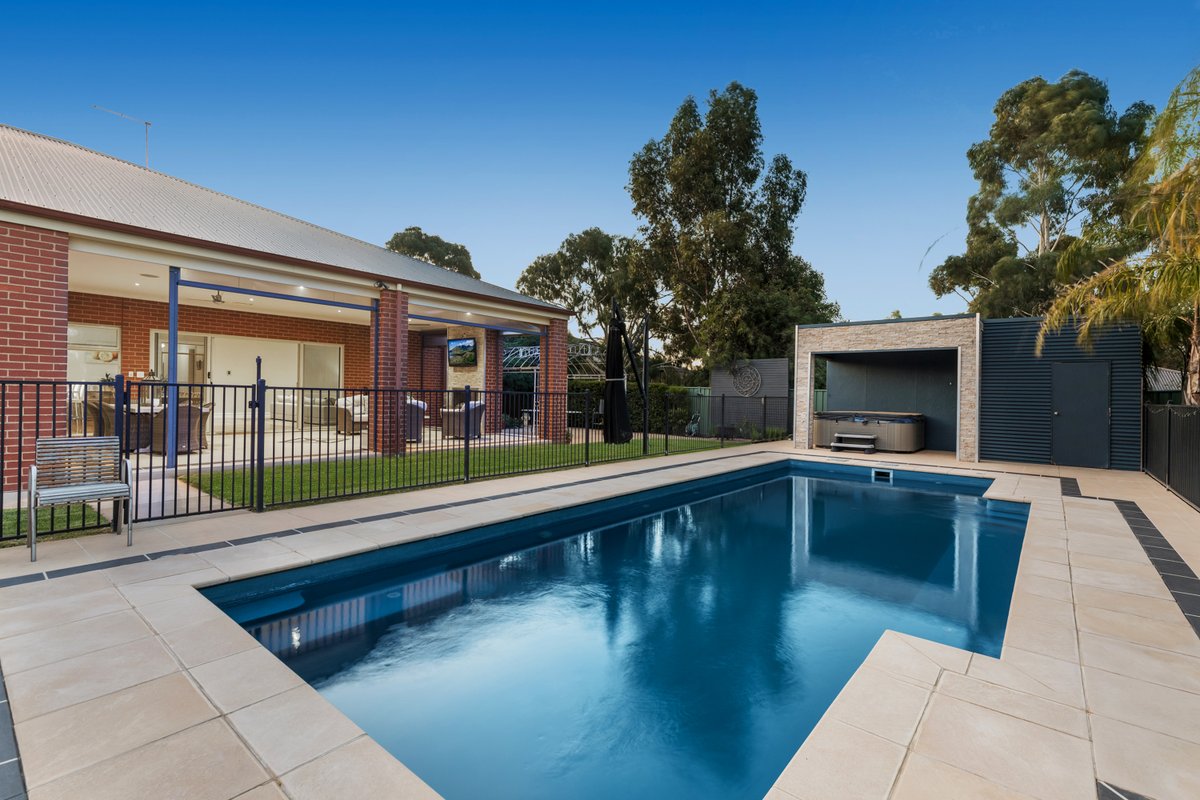 top_snap's tweet photo. Perched at the top of a quiet court is this unique, craftsman designed, and built family dream home
.
.
📷 Top Snap Central Victoria
#topsnap #photography #realestate #realestatephotography #marketing #drone #familyhome #maidengully #bendigo #centralvictoria #vic https://t.co/mvk0oz8HrJ