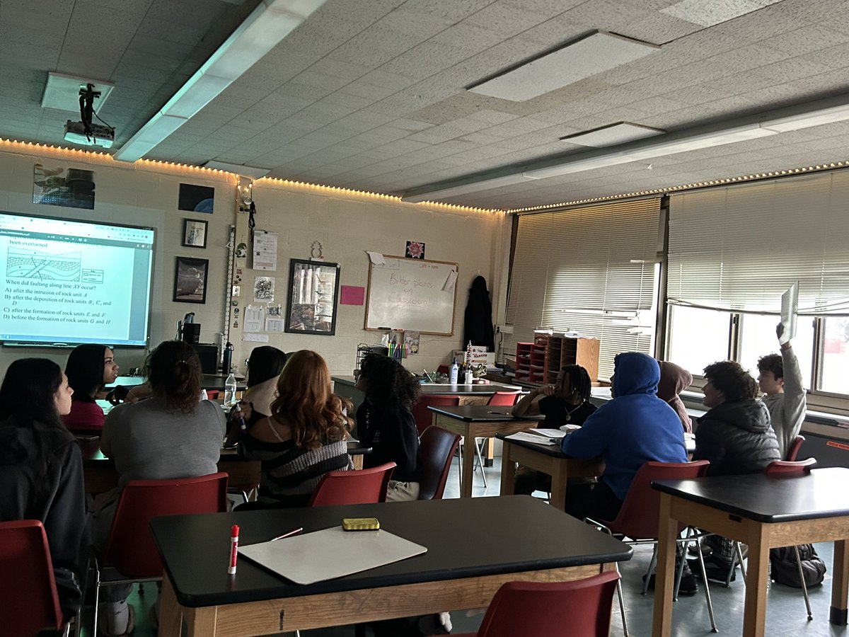 DrDoeschner's tweet photo. Students in Mr. Bilder’s class reviewing earth science concepts in groups conferring together before deciding on the best answer to write down and hold the answers up above their heads. #GlenCovePride #totalparticipationtechniques #engagedlearners @GCSD_Science @GCSD_HighSchool https://t.co/Pub8Fhhyx4