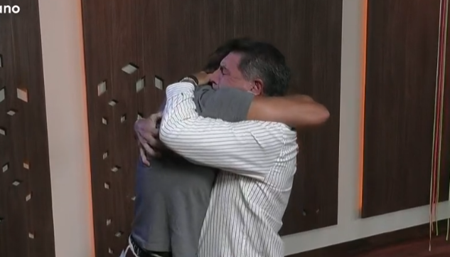 ElLauchaOkey's tweet photo. ACA TIENEN. ACA TIENEN. Primito. Soy puras lágrimas lpm. Hasta se sienten los LATIDOS DEL CORAZÓN. #GranHermano. https://t.co/H1RhTJm5rX