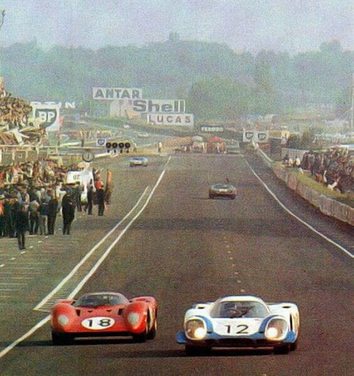 La Porsche 917LH d'Elford et Attwood dépasse la Ferrari 312P de Rodriguez/Piper.
Le Mans 24h 1969.