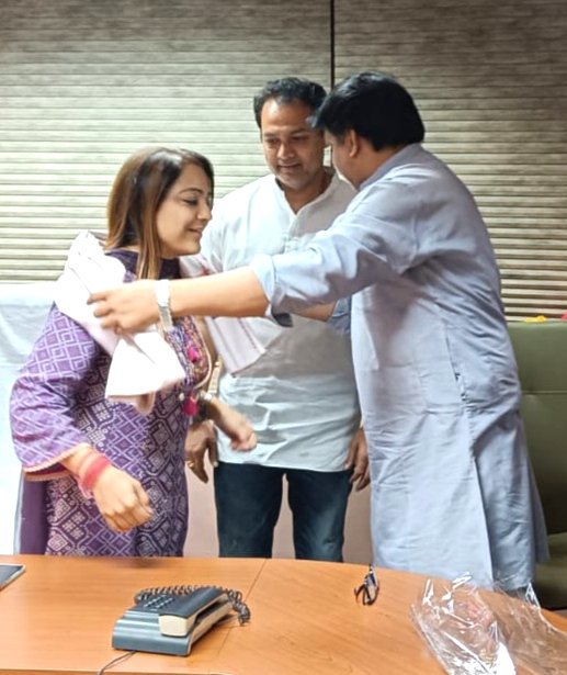 sharaddikshit1's tweet photo. अपने शकरपुर वार्ड 202 में  MCD के  द्वारा रोजाना भेजे जा रहे  लाखो रुपये के कन्वर्जन चार्ज  एवम सीलिंग के लिए आ रहे नोटिस  एवम अवैध बसूली की समस्या को लेकर पूर्व विधायक भाई @NitinTyagiAAP के साथ दिल्ली की मेयर बहन @OberoiShelly से मुलाकात की. https://t.co/iqHeDWoWVk