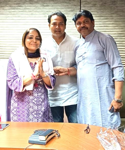 sharaddikshit1's tweet photo. अपने शकरपुर वार्ड 202 में  MCD के  द्वारा रोजाना भेजे जा रहे  लाखो रुपये के कन्वर्जन चार्ज  एवम सीलिंग के लिए आ रहे नोटिस  एवम अवैध बसूली की समस्या को लेकर पूर्व विधायक भाई @NitinTyagiAAP के साथ दिल्ली की मेयर बहन @OberoiShelly से मुलाकात की. https://t.co/iqHeDWoWVk
