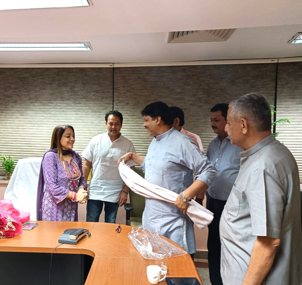 sharaddikshit1's tweet photo. अपने शकरपुर वार्ड 202 में  MCD के  द्वारा रोजाना भेजे जा रहे  लाखो रुपये के कन्वर्जन चार्ज  एवम सीलिंग के लिए आ रहे नोटिस  एवम अवैध बसूली की समस्या को लेकर पूर्व विधायक भाई @NitinTyagiAAP के साथ दिल्ली की मेयर बहन @OberoiShelly से मुलाकात की. https://t.co/iqHeDWoWVk