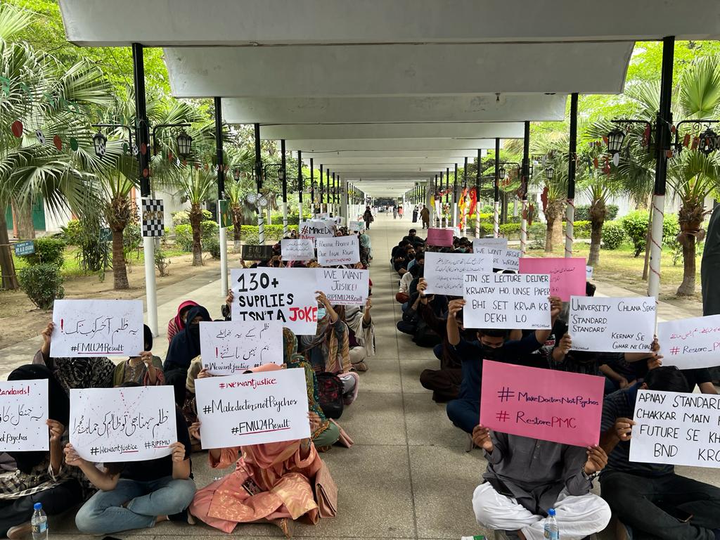 _dr_farooqi's tweet photo. جس دود میں جینا مشکل ہو، اس دور میں جینا لازم ہے
Peaceful protest in the corridor of FMU by batch 24. Principal PMC and HODs ensured they will talk to the VC about the issues ✨ 
InshAllah we will get justice✨
#FMU24result
#fmu3rdyearresult 
#RIPFMU 
#MakeDoctorsNotPsychos https://t.co/rtnhc7zNoR