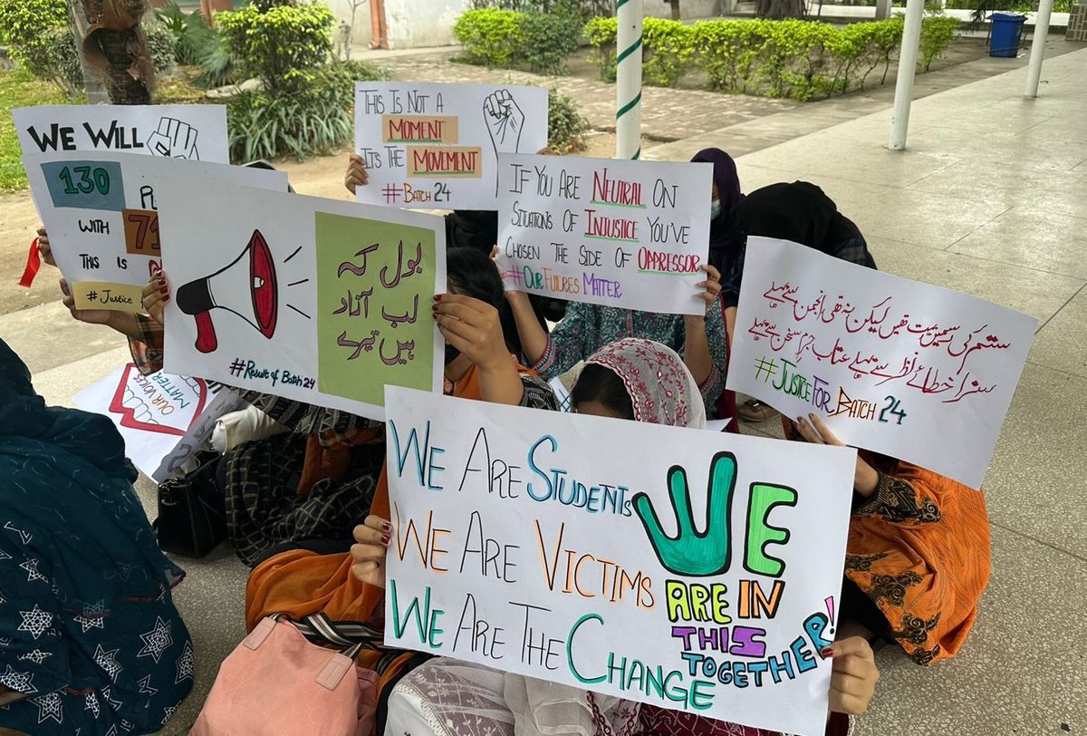 _dr_farooqi's tweet photo. جس دود میں جینا مشکل ہو، اس دور میں جینا لازم ہے
Peaceful protest in the corridor of FMU by batch 24. Principal PMC and HODs ensured they will talk to the VC about the issues ✨ 
InshAllah we will get justice✨
#FMU24result
#fmu3rdyearresult 
#RIPFMU 
#MakeDoctorsNotPsychos https://t.co/rtnhc7zNoR