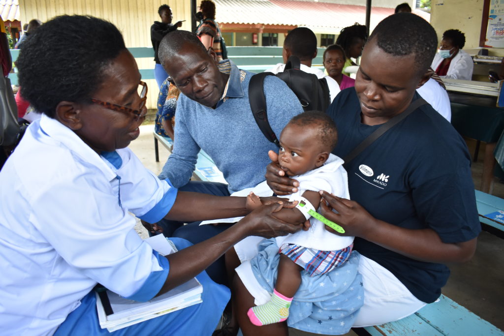 Living_Goods's tweet photo. Meet Bethwell Ogot, whose mother inspired him to be a CHW. His children follow in his footsteps and may be the next generation of digitized CHWs. Read more about his journey here π https://t.co/4gRacGI1jg #CHWs #CommunityHealthSystems https://t.co/dfDNRvTdhK